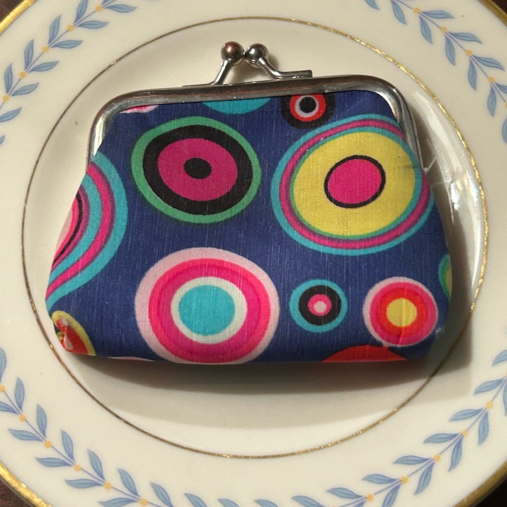 Coin Purse with Kiss-Closure